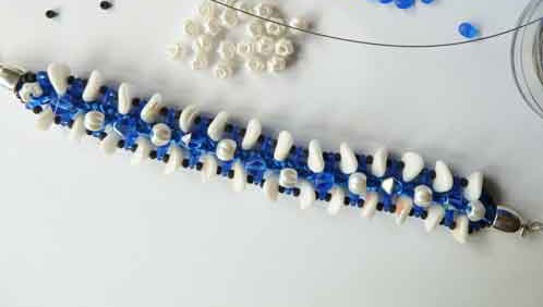 Kumihimo-Armband mit Perlen